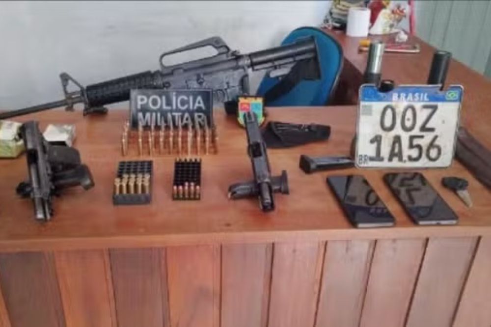 Dupla suspeita de matar duas pessoas é capturada com fuzil e pistolas na BR-317, em Boca do Acre