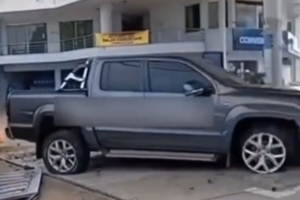 O ChatGPT disse: Picape perde controle e invade posto de combustíveis na avenida Mário Ypiranga