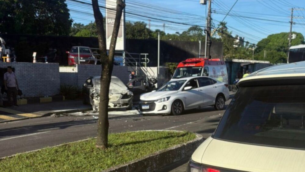Carro pega fogo após colisão e complica trânsito na Av Ephigênio Salles