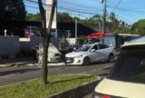 Carro pega fogo após colisão e complica trânsito na Av Ephigênio Salles