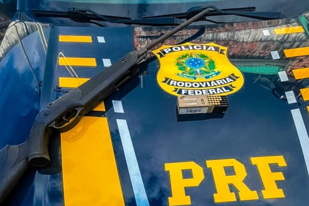 PRF prende homem com espingarda e munições na BR-174 PRF prende homem com espingarda e munições na BR-174