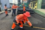 Prefeitura avança recapeamento na zona Leste com aplicação de 100 toneladas de asfalto