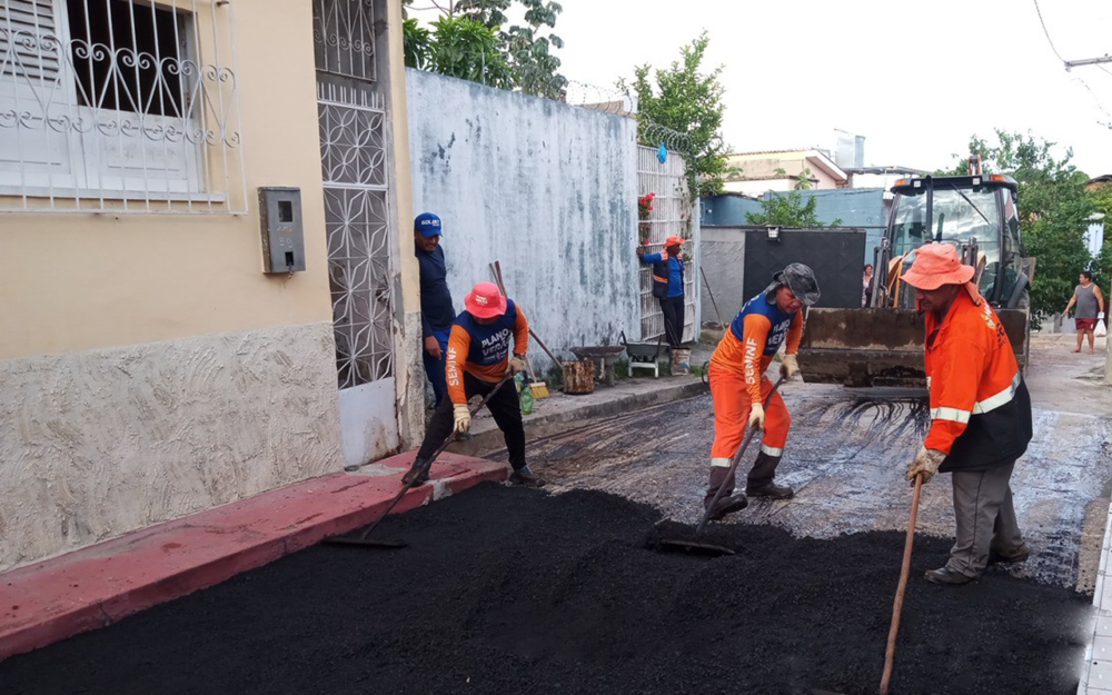 Prefeitura intensifica requalificação do Centro com novo asfalto na alameda Saturnino