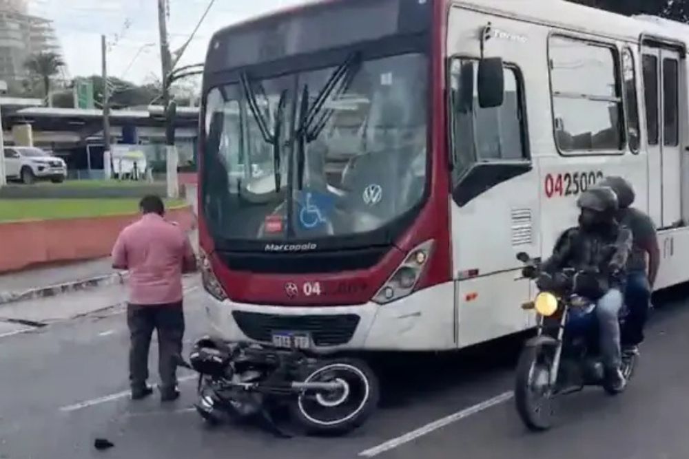 Motociclista fica ferida após colisão com ônibus na avenida Djalma Batista, em Manaus