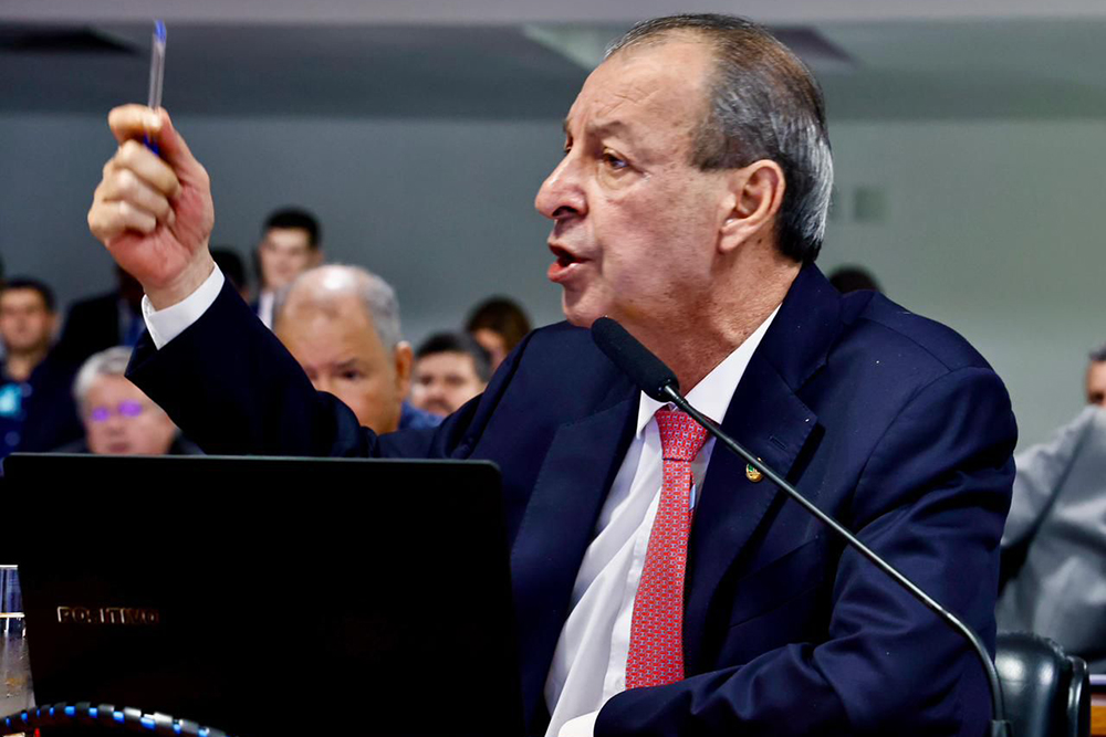 Omar Aziz defende piso salarial para trabalhadores da educação