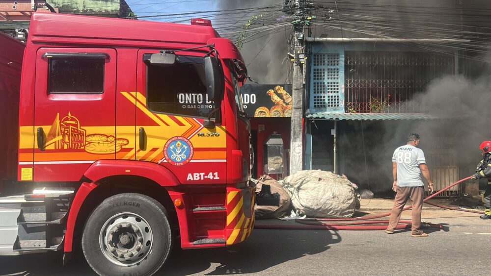 Incêndio atinge loja na Avenida Brasil e mobiliza comerciantes na zona norte de Manaus