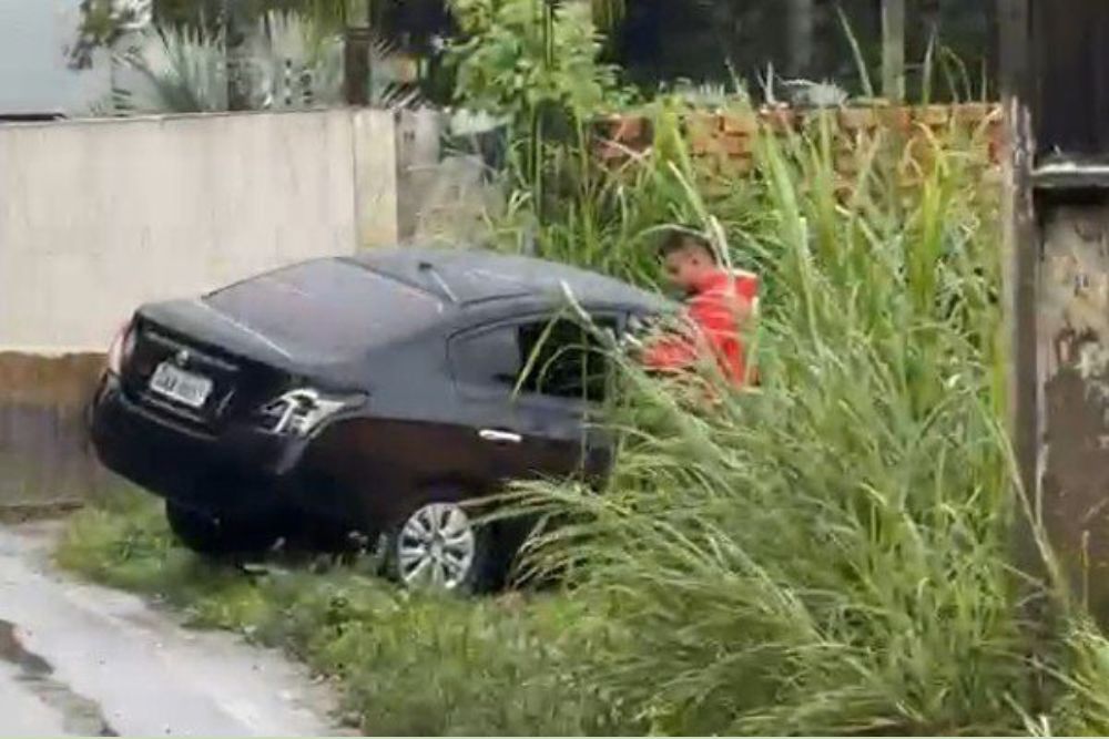 Motorista perde controle e bate carro em muro no bairro Aleixo