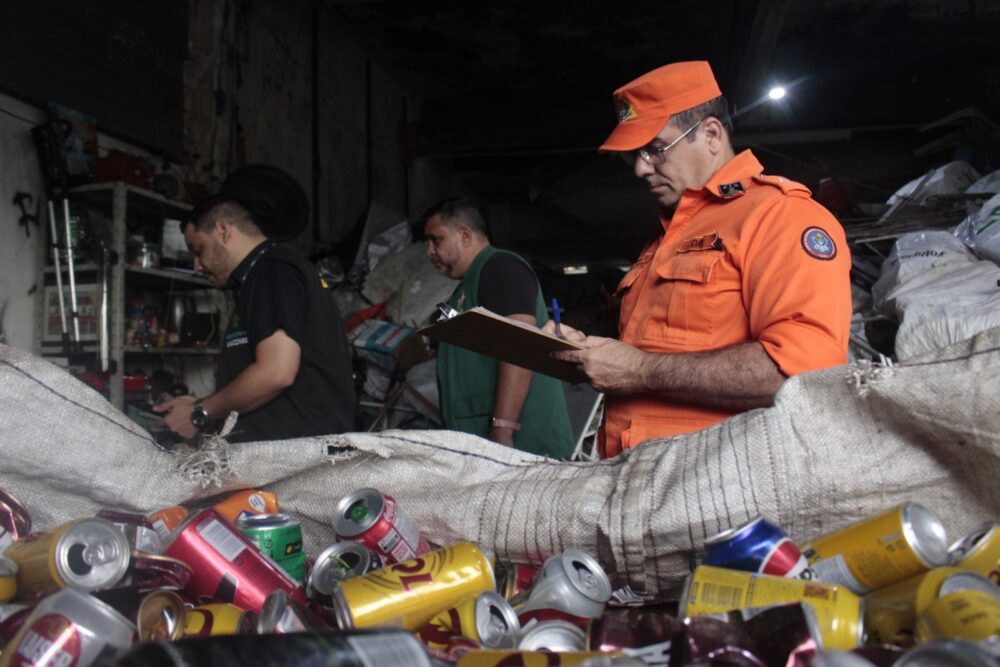 CIF fiscaliza estabelecimentos de sucatas na zona sul de Manaus