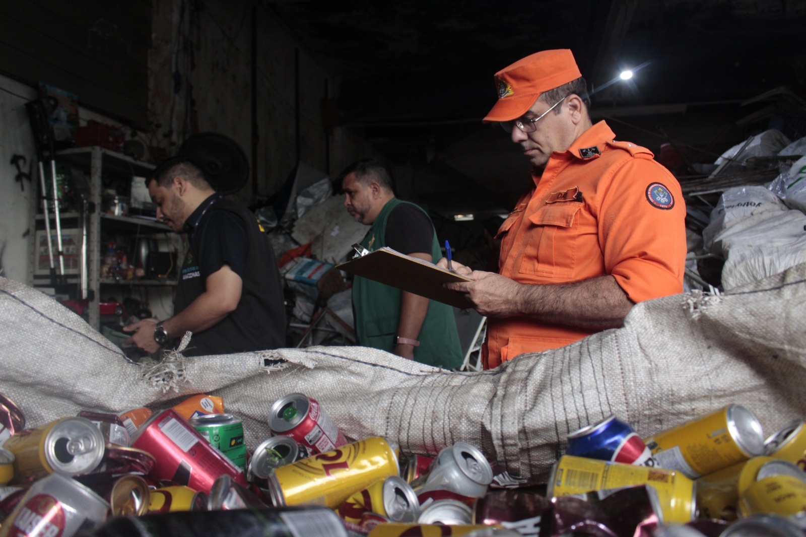 CIF fiscaliza estabelecimentos de sucatas na zona sul de Manaus