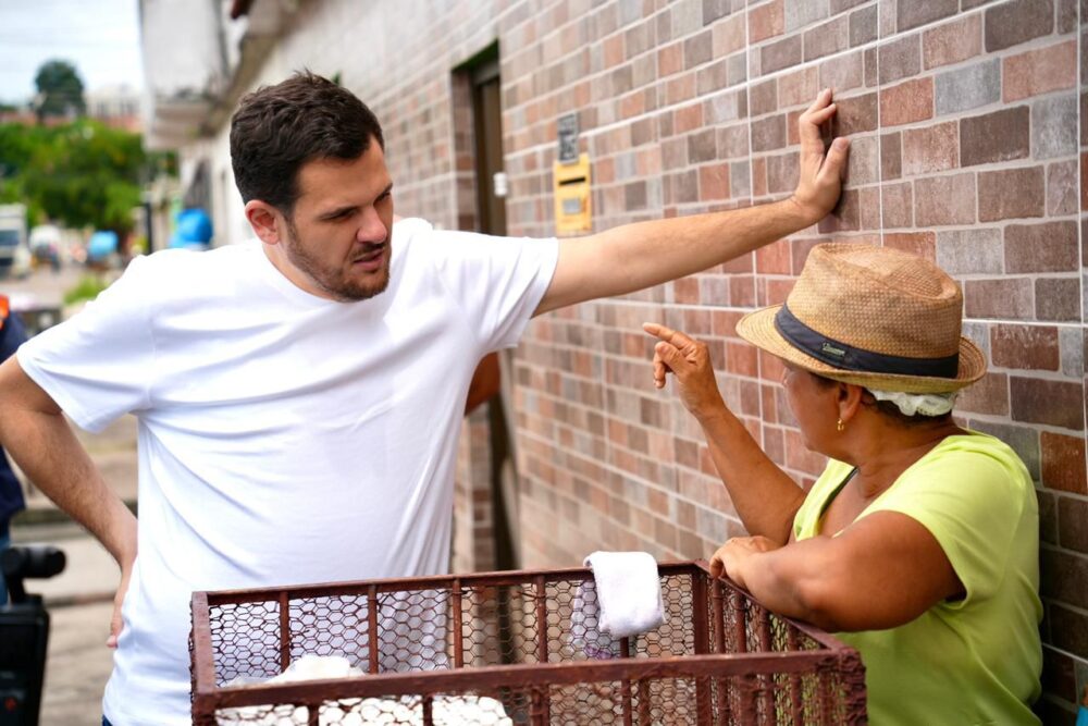 Renato Junior cobra explicações da Águas de Manaus após dano em calçada na zona leste