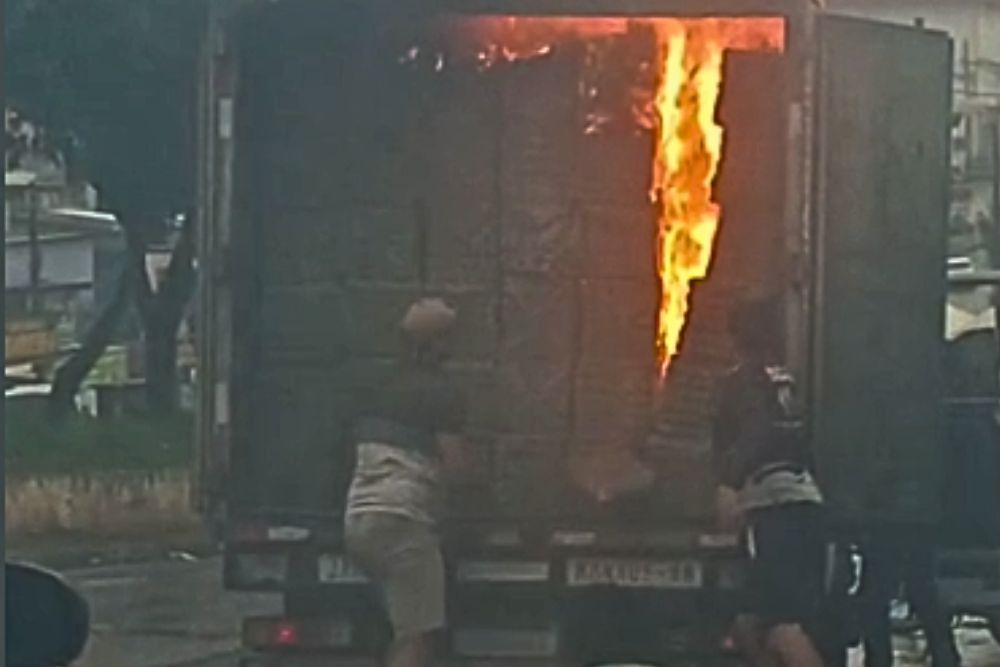Inc&ecirc;ndio atinge caminh&atilde;o com carga na avenida Brasil, zona oeste de Manaus