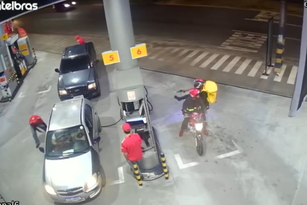 Dupla disfar&ccedil;ada de entregadores faz arrast&atilde;o e assusta clientes em posto de Manaus
