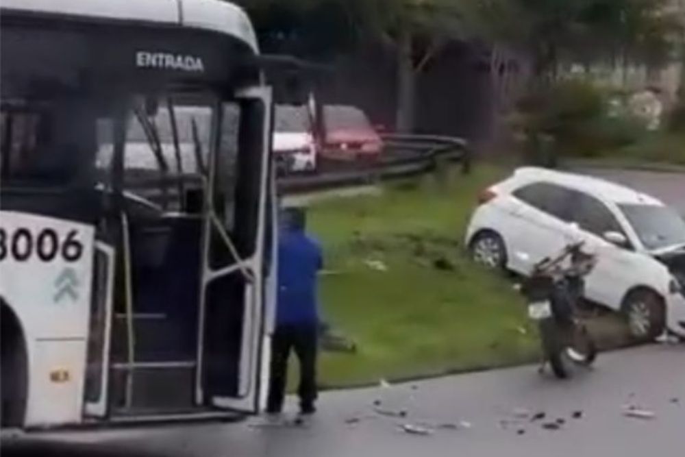 Carro de app e ônibus se envolvem em acidente na avenida Max Teixeira Carro de app e ônibus se envolvem em acidente na avenida Max Teixeira