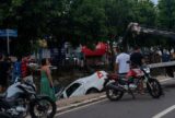 Carro despenca em igarapé na avenida Brasil, na Compensa