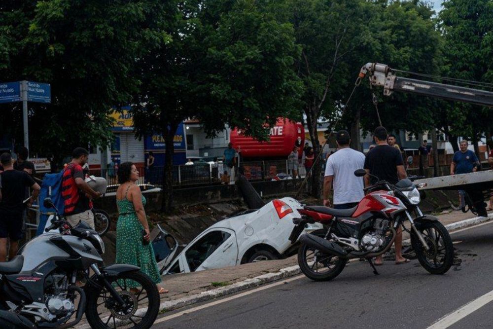 Carro despenca em igarapé na avenida Brasil, na Compensa