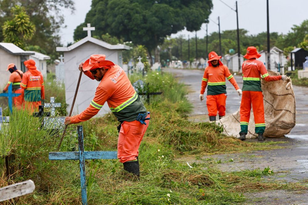 Cemitérios de Manaus recebem força-tarefa de limpeza para o Dia das Mães
