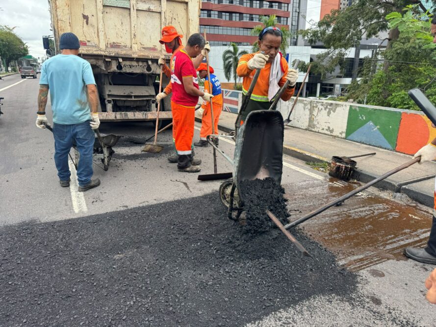 Avenida Constantino Nery recebe serviços intensivos de manutenção asfáltica