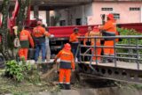 Ponte metálica em Petrópolis passa por recuperação após deslocamento da estrutura