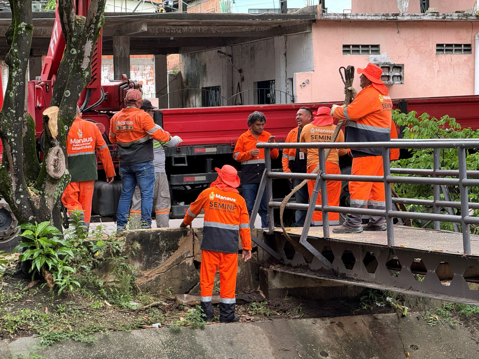 Ponte metálica em Petrópolis passa por recuperação após deslocamento da estrutura