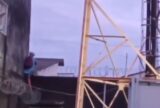 Homem é flagrado escalando torre para tentar furtar fios de cobre em Manaus