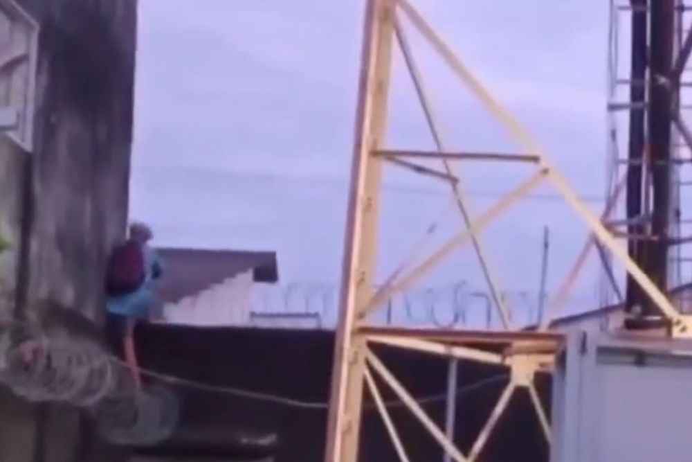 Homem é flagrado escalando torre para tentar furtar fios de cobre em Manaus