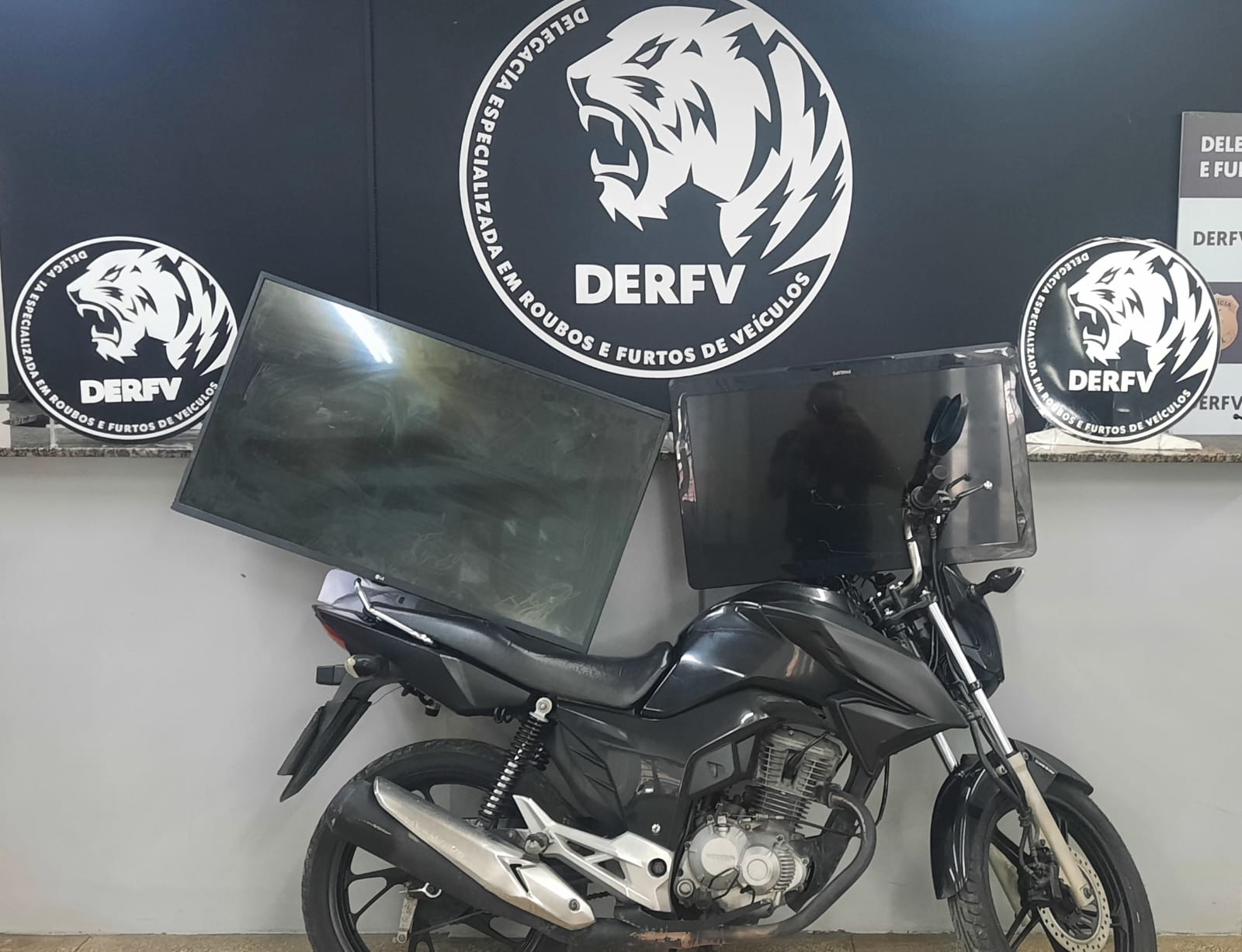 Polícia prende dupla com carro adulterado e moto furtada na zona leste de Manaus
