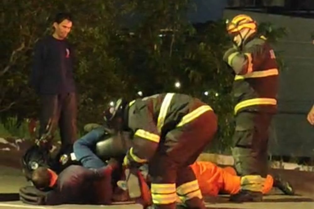 Motociclista é resgatado após ficar preso à moto em acidente no Parque 10