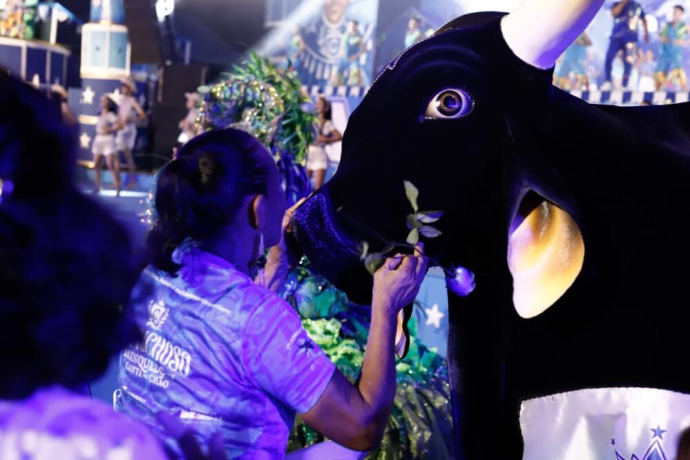Caprichoso emociona mães azuladas no Zeca Xibelão
