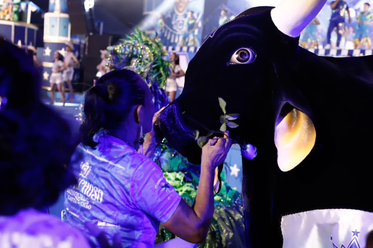 Caprichoso emociona mães azuladas no Zeca Xibelão