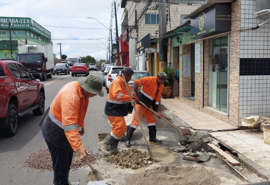 Prefeitura executa interven&ccedil;&atilde;o emergencial no conjunto Ajuricaba para recuperar &aacute;rea atingida por fortes chuvas