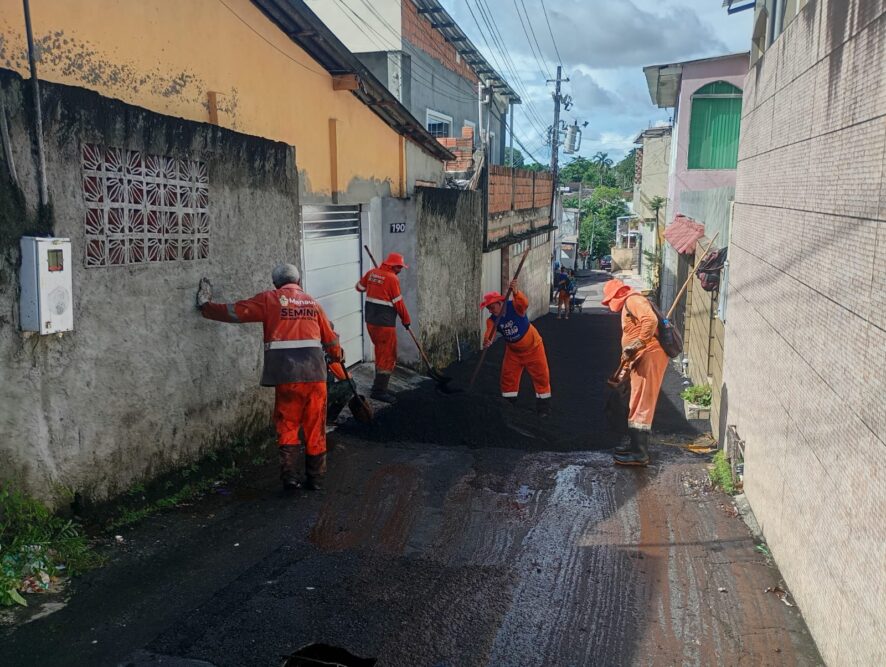 Prefeitura executa obras de pavimentação em via do Aleixo para melhorar tráfego na região