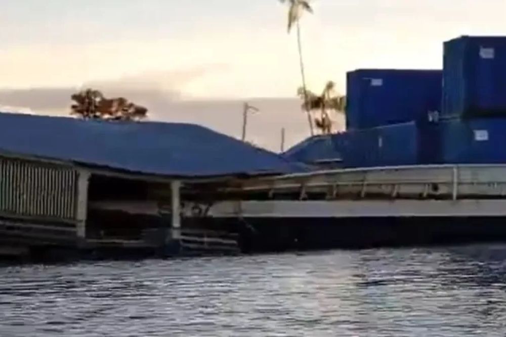 Balsa com contêineres atinge flutuante e provoca destruição em comunidade ribeirinha no Amazonas