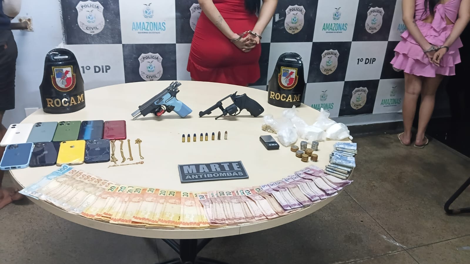 Pol&iacute;cia prende trio e apreende armas e drogas em hotel no Centro de Manaus