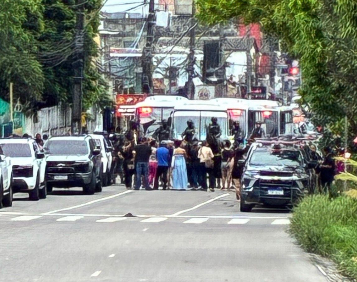 Transferência de PMs presos gera protesto de familiares em Manaus