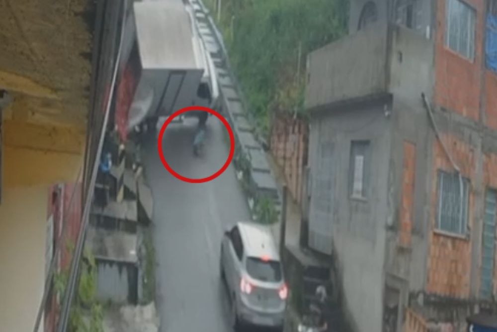 Homem pula de caminh&atilde;o desgovernado e evita ser esmagado no bairro Cidade Nova