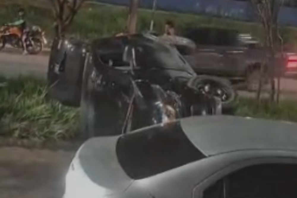 Carro capota próximo da área de exames do Detran-AM em Manaus