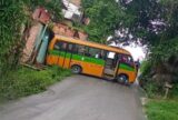 Micro-ônibus perde controle em ladeira e atinge casa na zona norte de Manaus