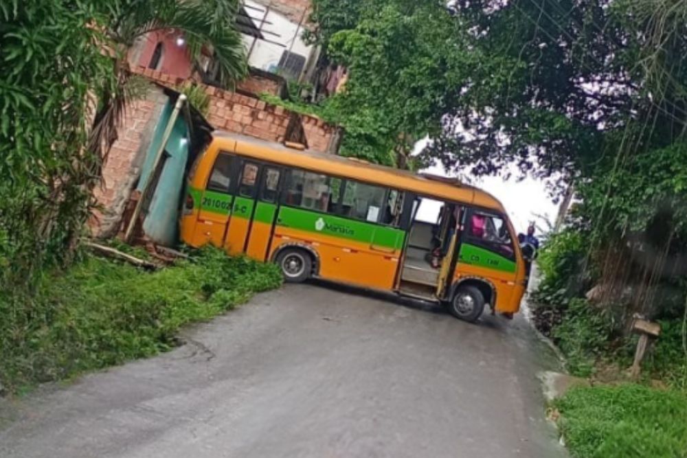 Micro-ônibus perde controle em ladeira e atinge casa na zona norte de Manaus