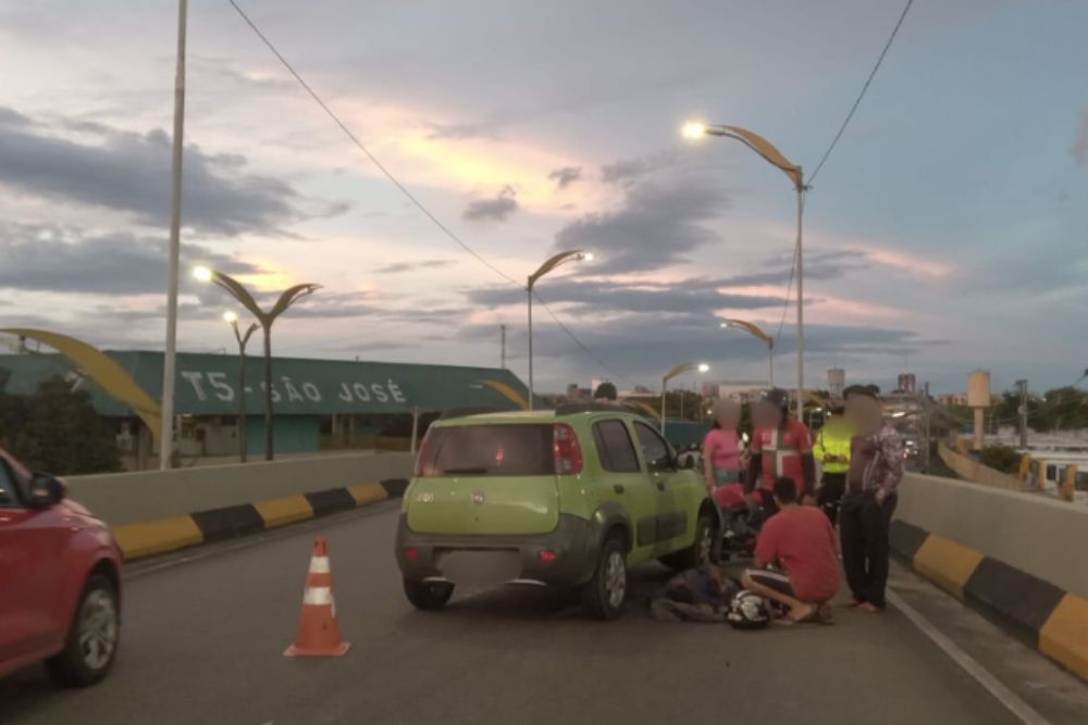 Colis&atilde;o entre carro e moto deixa homem ferido em viaduto na zona leste de Manaus