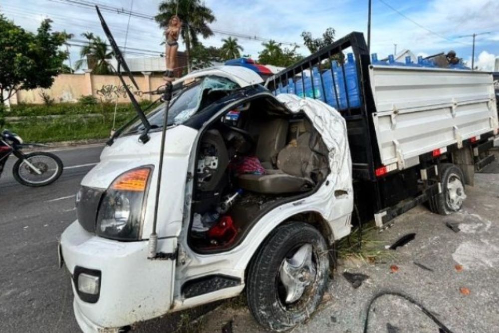 Acidente entre caminhonete e micro-ônibus deixa motorista preso às ferragens em Manaus