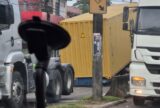 Contêiner cai de carreta e causa congestionamento na avenida Rodrigo Otávio, em Manaus