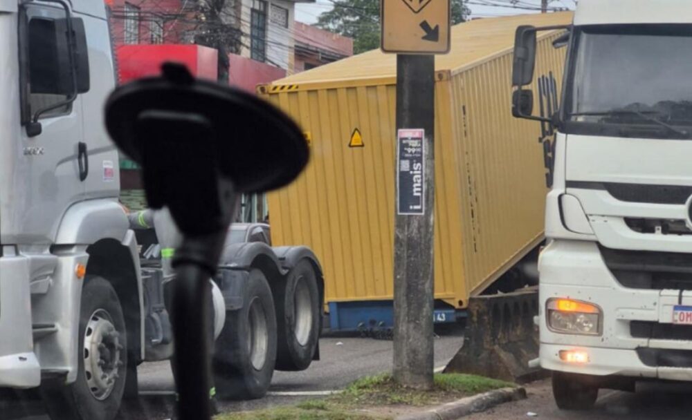 Cont&ecirc;iner cai de carreta e causa congestionamento na avenida Rodrigo Ot&aacute;vio, em Manaus