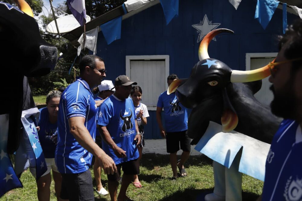 Rossy Amoedo entrega r&eacute;plica do Caprichoso no Parananema