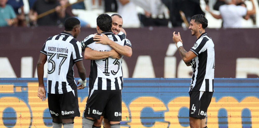 Botafogo supera Corinthians por 3 a 1 no Nilton Santos