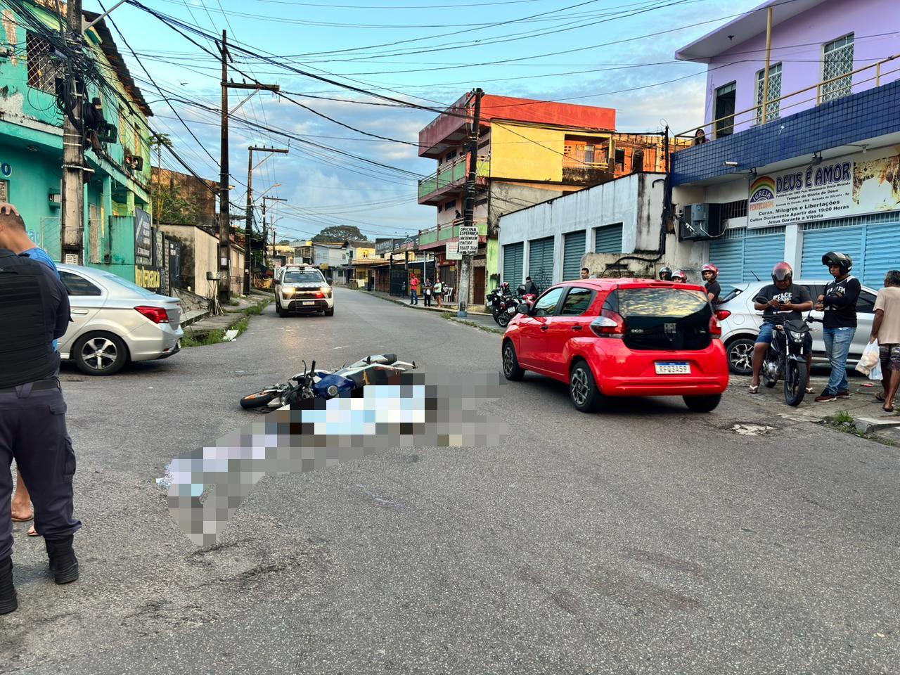 Motociclista morre após colisão com micro-ônibus na zona Oeste de Manaus
