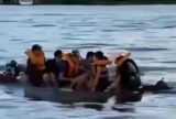 Embarcação afunda no rio Tarumã e passageiros são salvos por frequentadores de flutuante