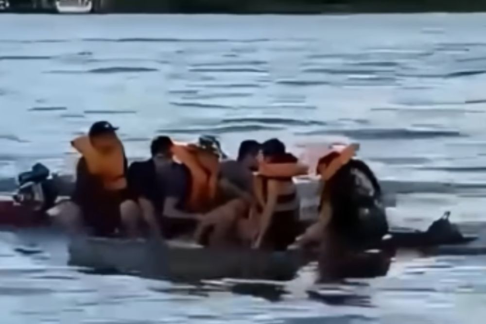 Embarcação afunda no rio Tarumã e passageiros são salvos por frequentadores de flutuante
