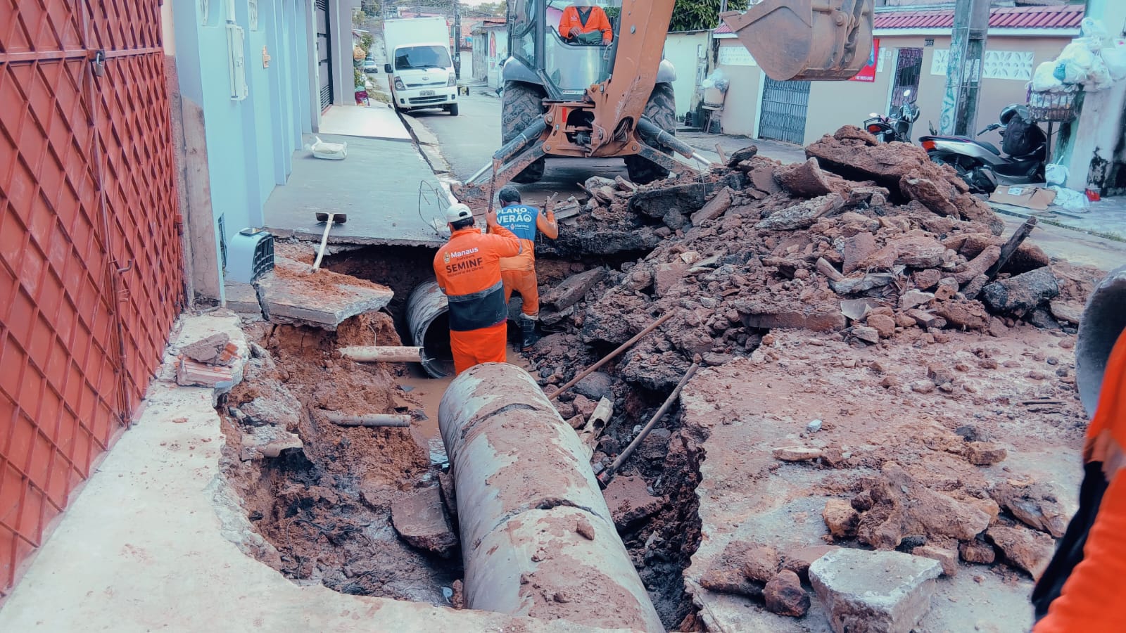 Obra intensifica recuperação de drenagem profunda no bairro Lírio do Vale