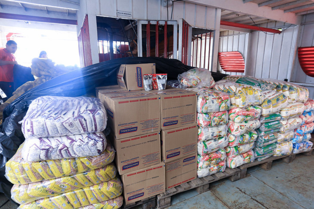 Escolas da zona ribeirinha recebem mais de 7 toneladas de alimentos da Prefeitura de Manaus