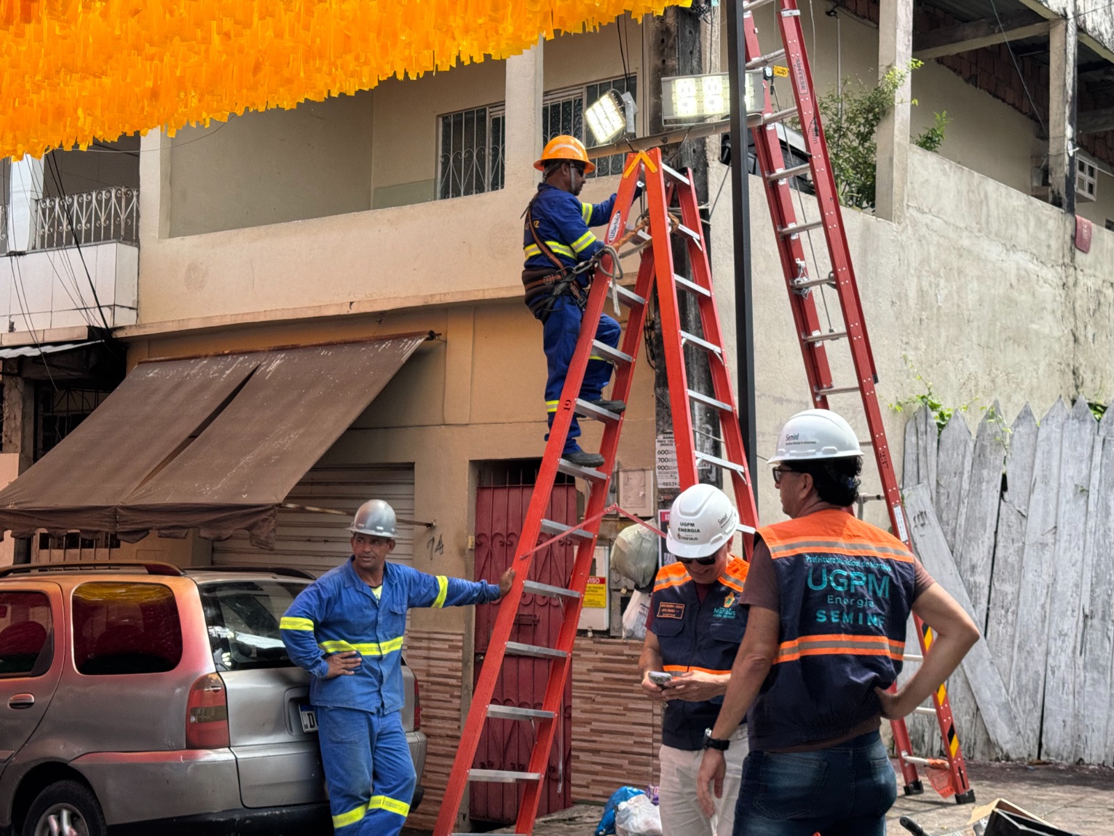 Ilumina&ccedil;&atilde;o p&uacute;blica &eacute; refor&ccedil;ada no Morro da Liberdade para ampliar seguran&ccedil;a durante a Copa